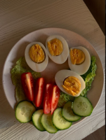 Вареные яйца с овощами
